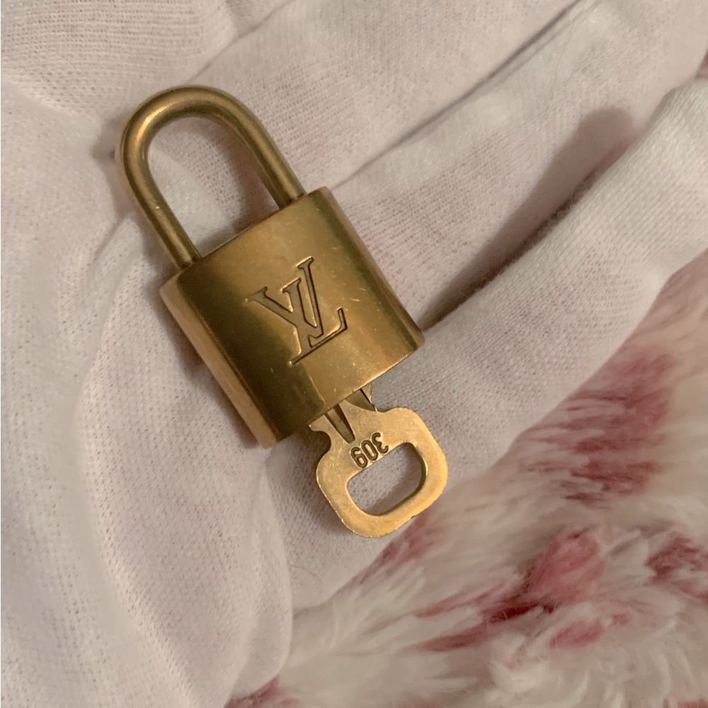 ❎❎SOLD❎❎Louis Vuitton #309 Goldtone Key Lock 100% Authentic - Picture 1 of 4